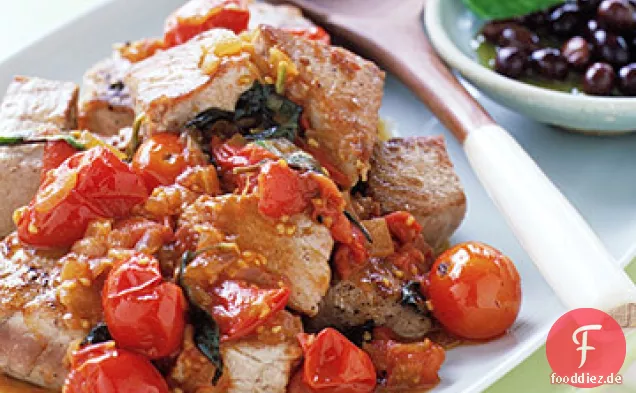Gebratener Thunfisch mit Tomaten und Basilikum