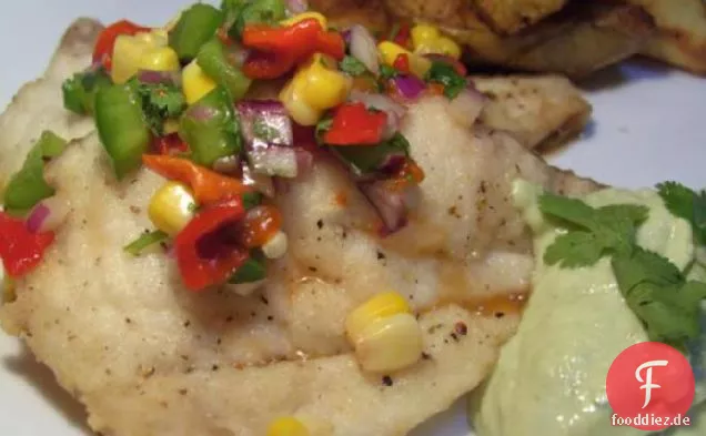 Gegrillter Fisch mit Salsa und Avocadosauce
