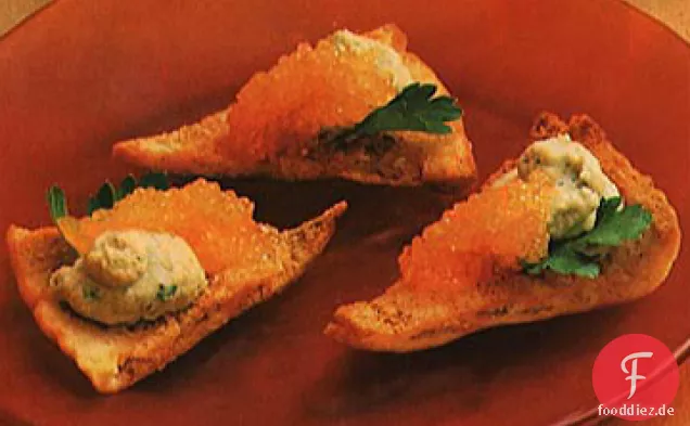 Geräucherter Kaviar und Hummus auf Pita-Toast