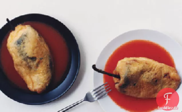 Käse-Gefüllte Poblanos mit Tomatensauce