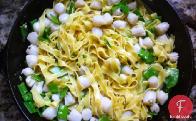 Nudeln mit Lorbeer-Jakobsmuscheln, Schnee-Erbsen und Ingwer-Sauce