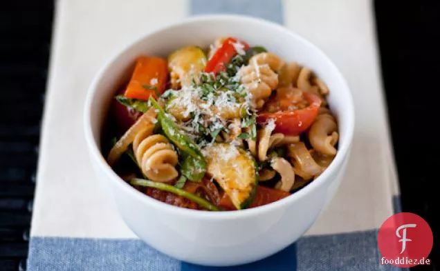 Vollkorn-Pasta Mit Sommer-Veggie-Soße