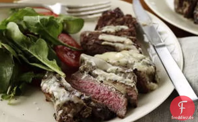 Filetsteaks mit Gorgonzola und Kräutern und geröstetem Knoblauch