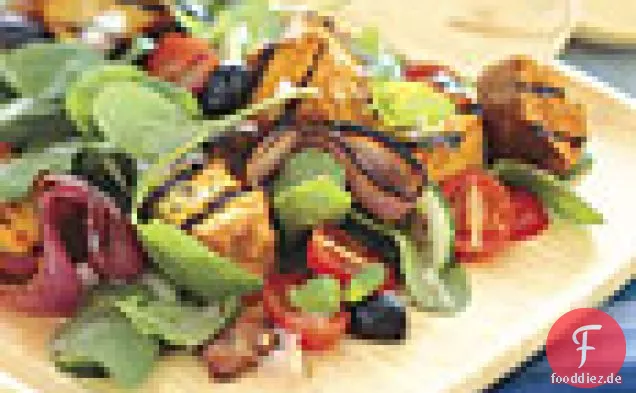 Gegrillter Maisbrotsalat mit roten Zwiebeln, Rucola und Rotweinvinaigrette
