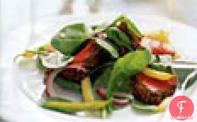 Senf-verkrustetes Rinderfilet mit Rucola, Rote Zwiebel, und Wachsbohnensalat
