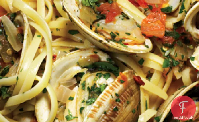 Linguine mit Kräuterbrühe und Muscheln