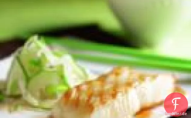 Gegrillter Miso-glasierter Wolfsbarsch mit japanischem Gurkensalat