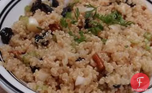 Quinoa-Salat mit Trockenfrüchten und Nüssen