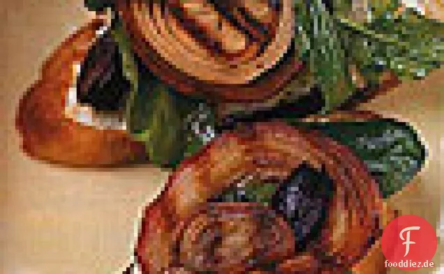 Gegrilltes Brot mit Rucola, Ziegenkäse, Oliven und Zwiebeln