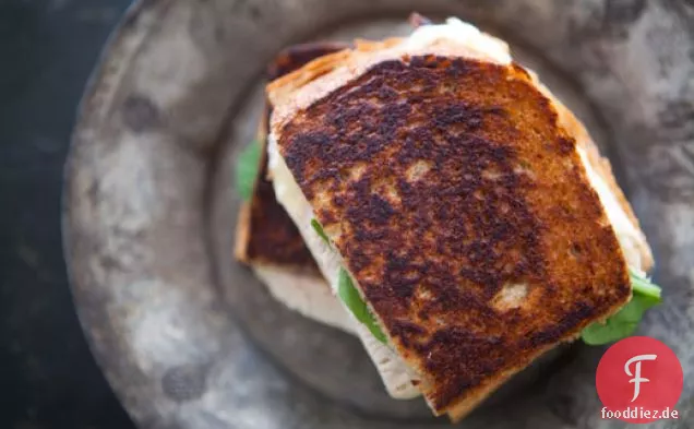 Türkei gegrilltes Käsesandwich mit eingelegten Zwiebeln