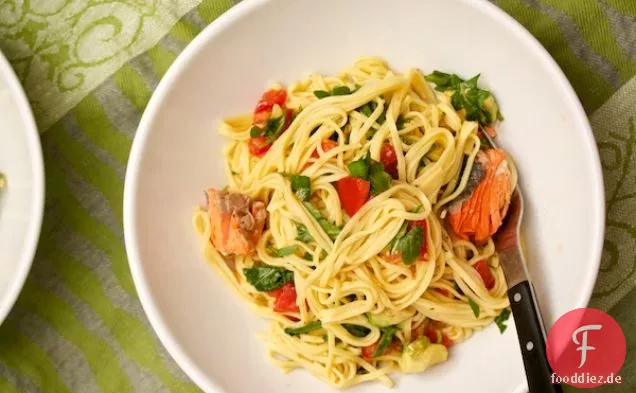 Lachs Spaghetti mit Pflaumen Tomaten und Avocado