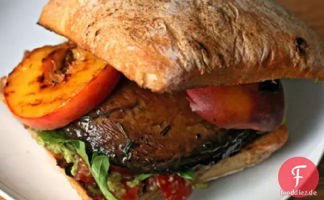 Abendessen heute Abend: Gegrilltes Portobello und Pfirsichsandwich