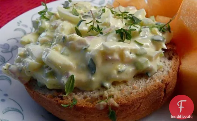Gesunder Eiersalat mit frischen Kräutern