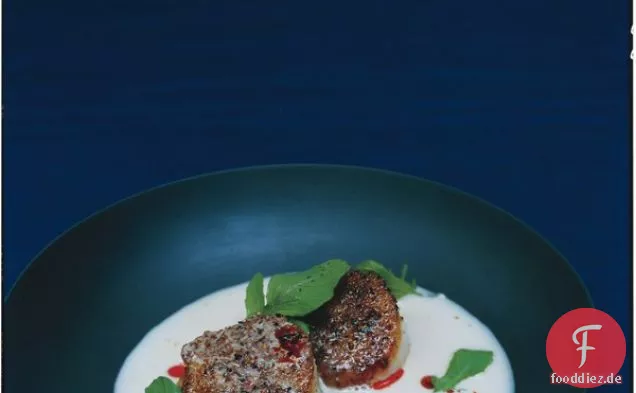 Barbecue-geriebene Jakobsmuscheln mit cremiger Sauerkrautsuppe