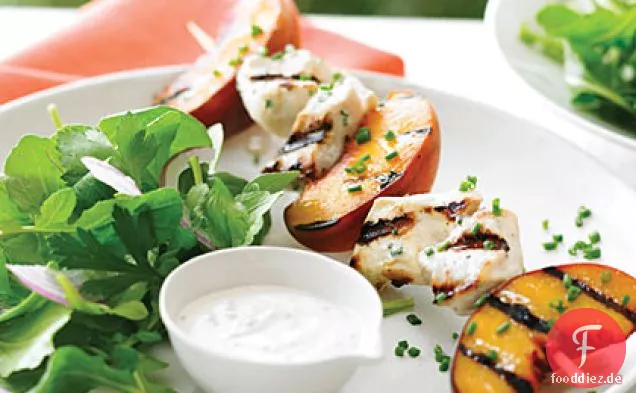 Gegrilltes Hähnchen und Pfirsich-Kebab-Salat