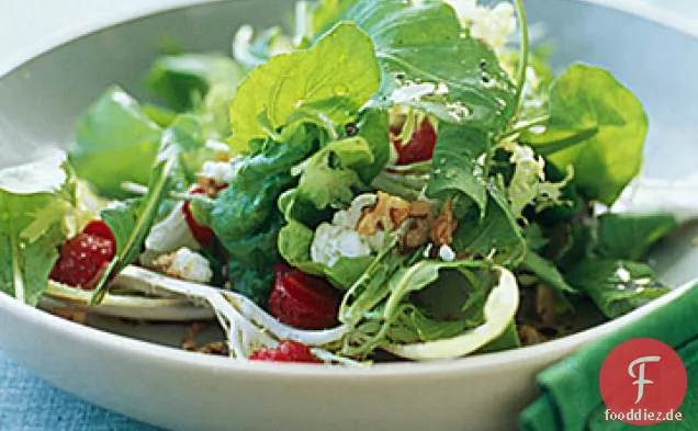 Rucola, Frisee und Rotblattsalat mit Erdbeeren