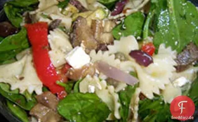 Griechischer Nudelsalat mit gebratenem Gemüse und Feta
