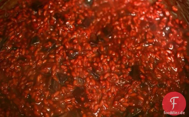 Rote-Bete-Risotto mit Senfgrün und Ziegenkäse