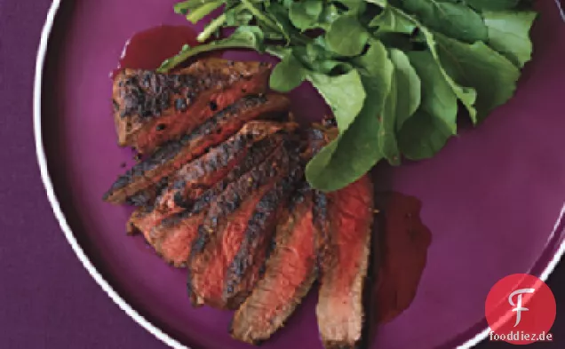 Steak mit gemischten Pfefferkörnern und Granatapfelglasur
