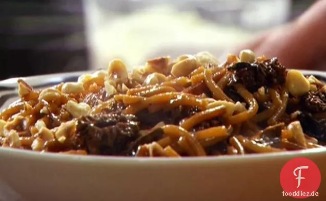 Wildpilz gebrochenes Spaghetti-Risotto mit Rucola und Haselnüssen