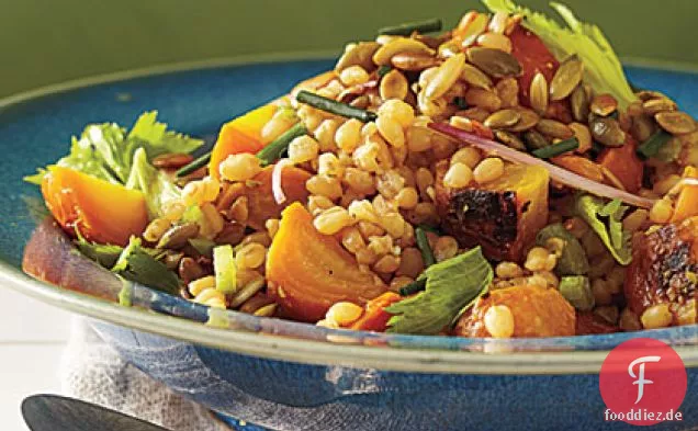 Goldener Rübensalat mit Weizenbeeren und Kürbisvinaigrette