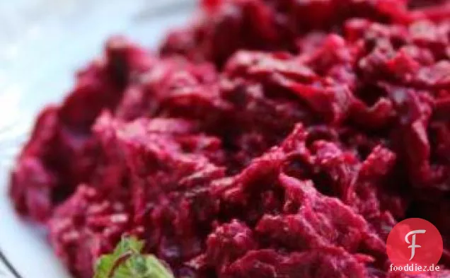 Zerkleinerte Rüben mit dickem Joghurt