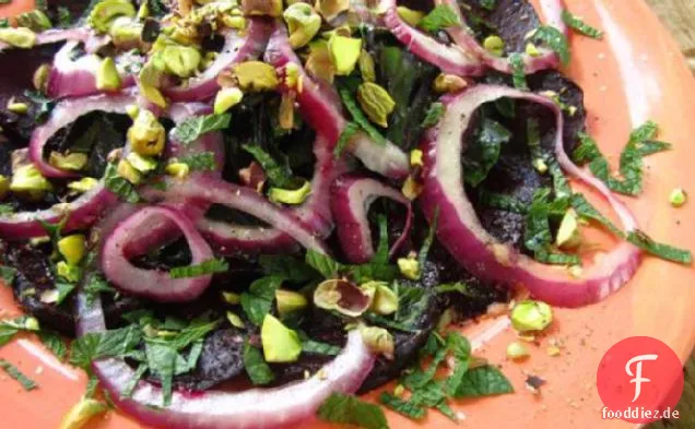 Rübensalat mit roten Zwiebeln, Minze und Pistazien