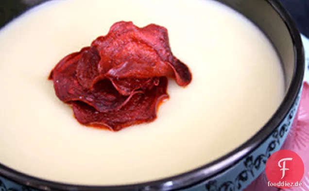 Blumenkohl-Pastinaken-Suppe mit Rübenchips