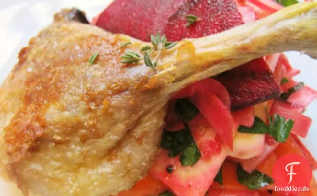 Langsam geröstete Entenkeule und knuspriger Wurzelgemüsesalat