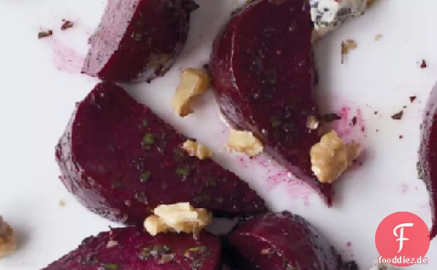 Gebratener Rübensalat mit Blauschimmelkäse und Nüssen