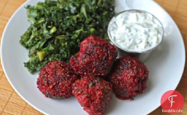 Lamm-, Rüben- und geknackte Weizenfleischbällchen mit Gurkenjoghurtsauce