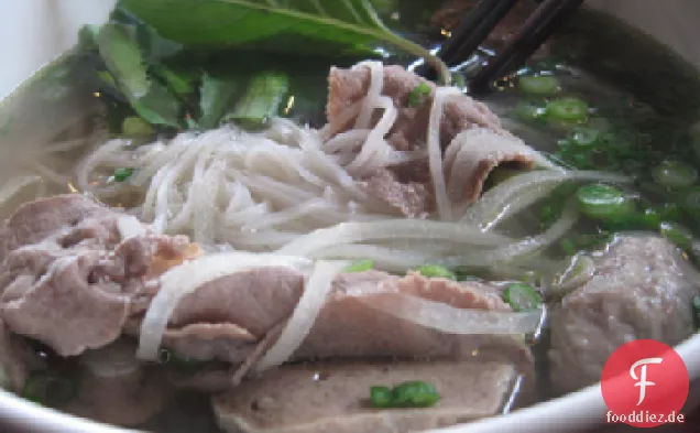 Orientalische Rindfleisch-Nudelsuppe