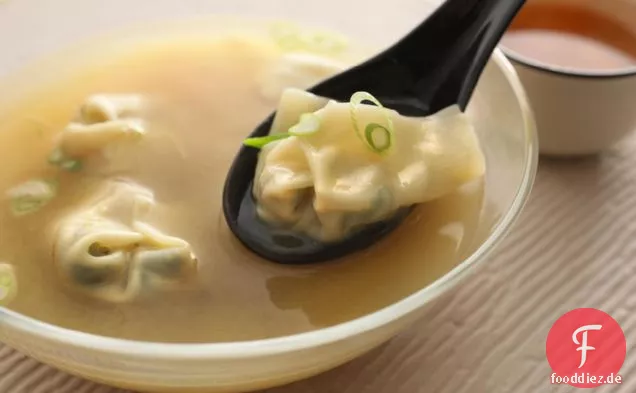 Würzige Miso-Suppe mit Bok Choy-Wontons