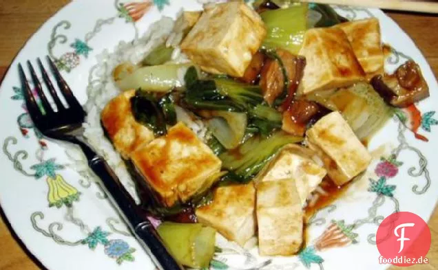 Gedünstetes Gemüse mit Tofu und Sauce mit Austerngeschmack