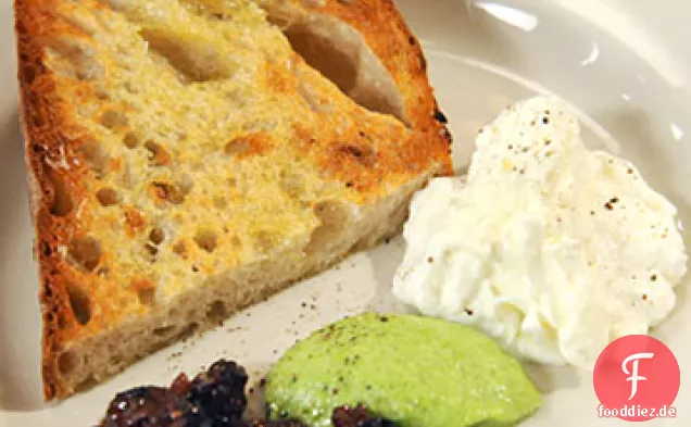 Burrata mit Brokkoli-Rabe-Pesto und Feigen-Zwiebel-Marmelade
