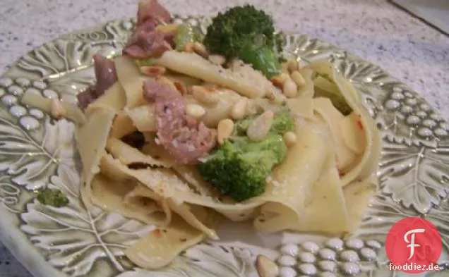 Pappardelle Mit Pancetta, Brokkoli und Pinienkernen