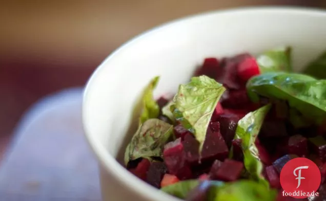 a : dreifacher Rübensalat mit Basilikum und Olivenöl
