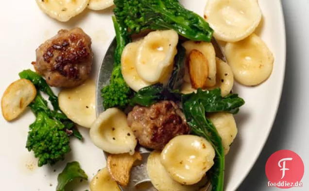 Orecchiette mit Wurstfleischbällchen, Brokkoli Rabe und Knoblauch