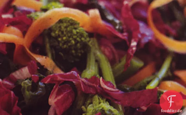 Brokkoli, Karotten und Radicchio Salat