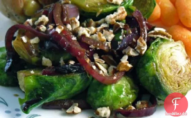 Rosenkohl mit glasierten roten Zwiebeln
