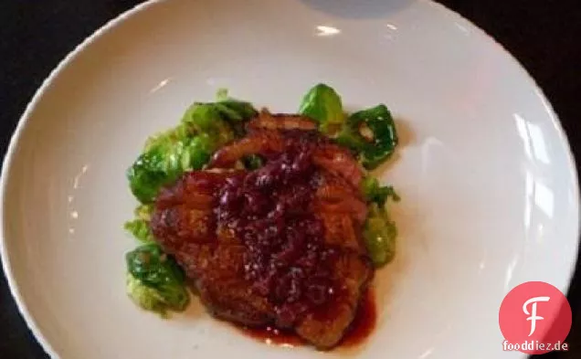 Geröstete geschnittene Rosenkohl mit Knoblauch
