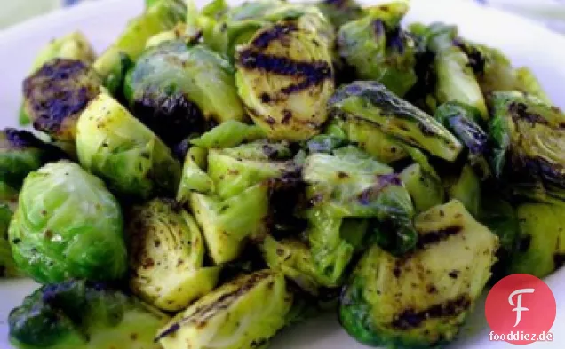 Geschredderte Rosenkohl und Schalotten