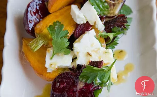 Gerösteter Karotten-Rüben-Salat mit Feta, gezogener Petersilie und Kreuzkümmelvinaigrette