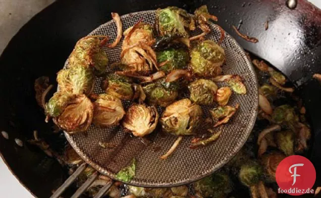 Gebratene Rosenkohl mit Schalotten, Honig und Balsamico-Essig
