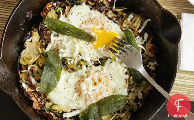 Rosenkohl-Hash mit gebratenem Salbei und weich gekochten Eiern
