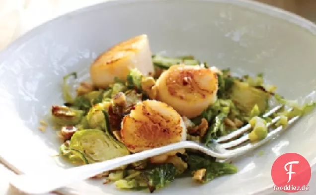 Gebratene Jakobsmuscheln mit geröstetem Rosenkohl und Haselnussvinaigrette