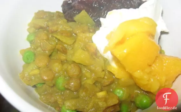 Linsen-Rhabarber-Curry mit Kartoffeln und Erbsen
