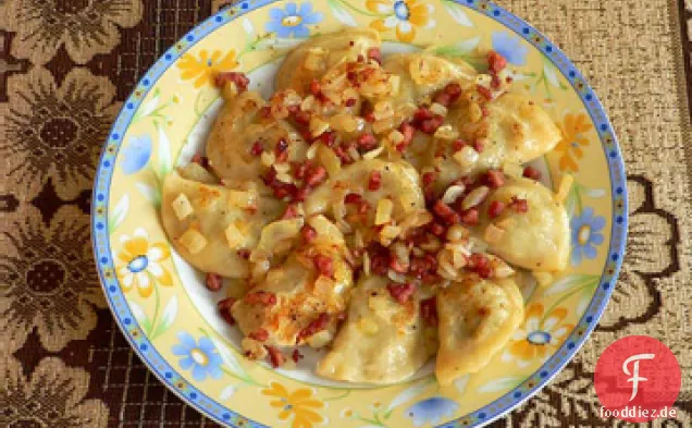 Pierogies mit Kohl, Speck und Zwiebeln