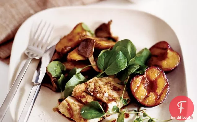 Gegrillter Streifenbarsch mit Pflaumen und Kartoffel-Pilz-Papilloten