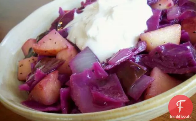 Einfacher Rotkohl und Äpfel